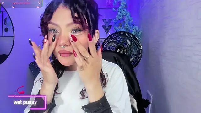 Snapshot of Theia_moon chatting on October 3, 2025, 1:23 pm Theia moon online show from October 3, 2025, 1:23 pm