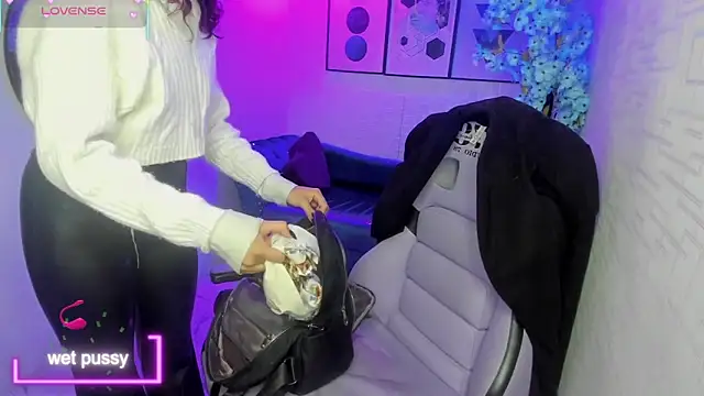 Snapshot of Theia_moon chatting on September 30, 2025, 12:44 pm Theia moon online show from September 30, 2025, 12:44 pm