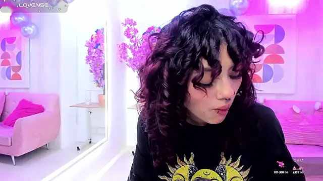 Snapshot of Theia_moon chatting on September 14, 2025, 5:30 am Theia moon online show from September 14, 2025, 5:30 am