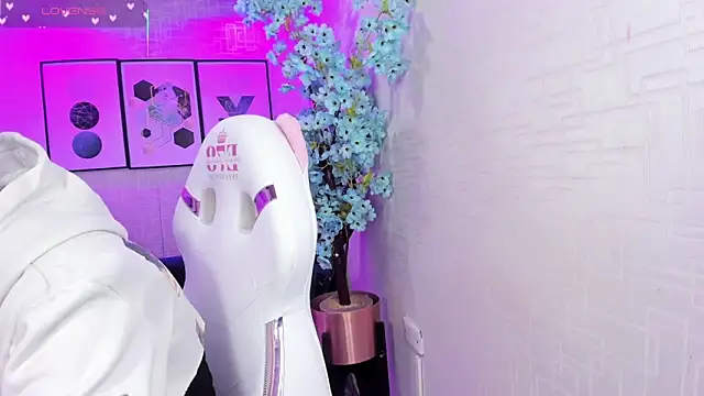 Snapshot of Theia_moon chatting on February 21, 2026, 6:32 pm Theia moon online show from February 21, 2026, 6:32 pm