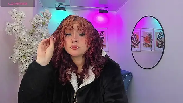 Snapshot of Theia_moon chatting on November 21, 2025, 1:32 pm Theia moon online show from November 21, 2025, 1:32 pm