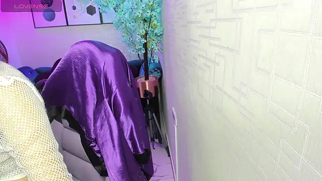 Snapshot of Theia_moon chatting on September 9, 2025, 12:47 pm Theia moon online show from September 9, 2025, 12:47 pm