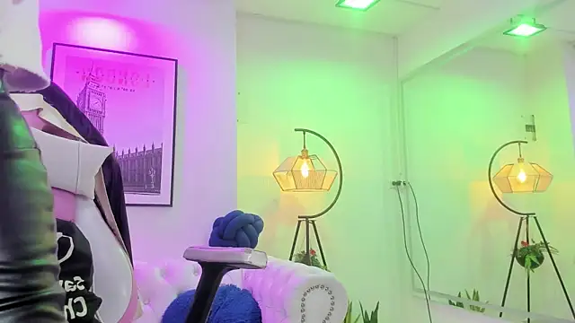 Snapshot of Theia_moon chatting on March 12, 2025, 12:47 pm Theia moon online show from March 12, 2025, 12:47 pm