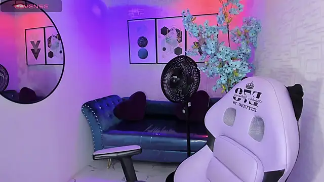 Snapshot of Theia_moon chatting on December 17, 2025, 1:49 pm Theia moon online show from December 17, 2025, 1:49 pm