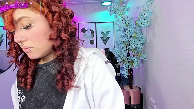 Snapshot of Theia_moon chatting on February 26, 2026, 1:11 pm Theia moon online show from February 26, 2026, 1:11 pm