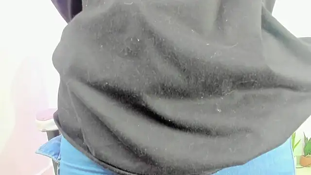 Snapshot of Theia_moon chatting on March 4, 2025, 12:33 pm Theia moon online show from March 4, 2025, 12:33 pm