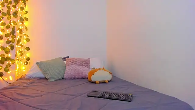 Snapshot of emillyhills chatting on January 24, 2025, 11:45 pm emillyhills online show from January 24, 2025, 11:45 pm