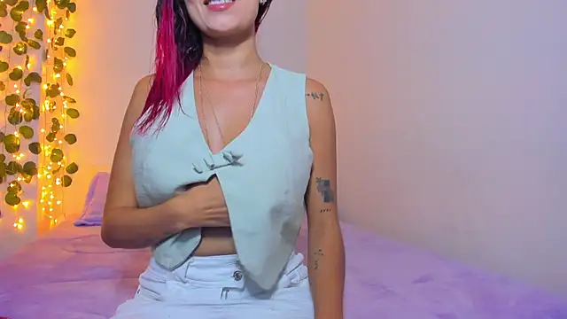 Snapshot of emillyhills chatting on January 22, 2025, 12:59 am emillyhills online show from January 22, 2025, 12:59 am