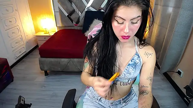 Kate Laurence  online show from February 25, 2025, 9:26 pm