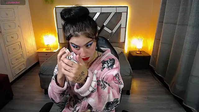 Kate Laurence  online show from February 20, 2025, 8:06 am