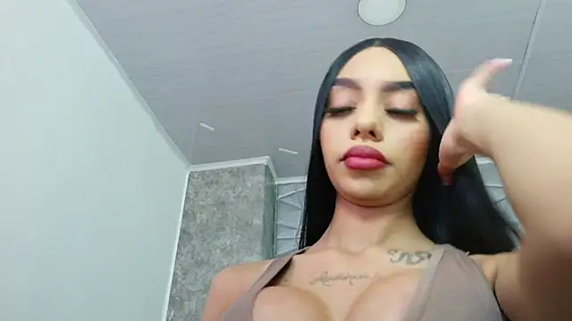 Snapshot of Tiffanny chatting on December 15, 2025, 2:45 pm Tiffanny online show from December 15, 2025, 2:45 pm