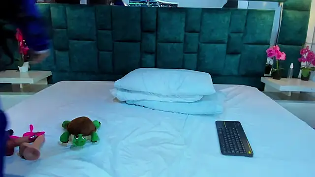 Snapshot of valtira_nova chatting on November 19, 2025, 7:14 pm valtira nova online show from November 19, 2025, 7:14 pm