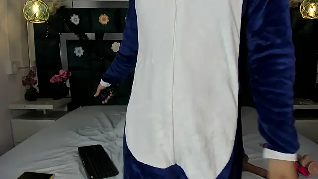 Snapshot of valtira_nova chatting on December 15, 2025, 6:47 pm valtira nova online show from December 15, 2025, 6:47 pm