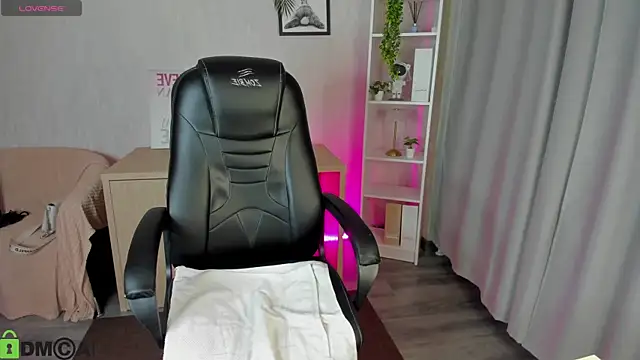 Snapshot of Christy_Little chatting on November 6, 2025, 12:58 am Christy Little online show from November 6, 2025, 12:58 am