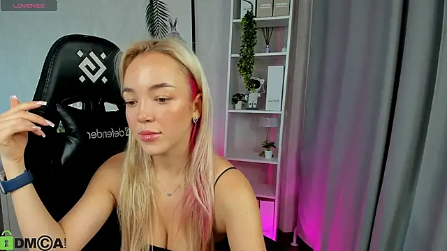 Snapshot of Christy_Little chatting on November 17, 2025, 12:47 am Christy Little online show from November 17, 2025, 12:47 am