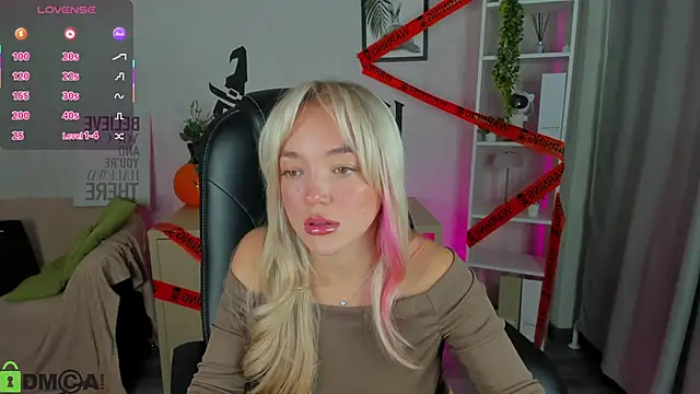 Snapshot of Christy_Little chatting on October 30, 2025, 12:20 am Christy Little online show from October 30, 2025, 12:20 am