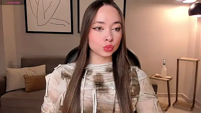 Snapshot of AlinaKravitz chatting on October 27, 2025, 11:55 am AlinaKravitz online show from October 27, 2025, 11:55 am