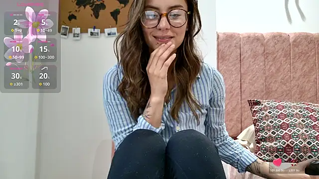 Snapshot of Emmy_petit chatting on February 8, 2026, 11:02 pm Emmy petit online show from February 8, 2026, 11:02 pm