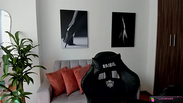 Snapshot of Emmy_petit chatting on December 13, 2024, 3:11 pm Emmy petit online show from December 13, 2024, 3:11 pm