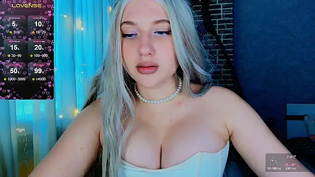 Snapshot of Evacadooo chatting on November 9, 2025, 5:55 am Evacadooo online show from November 9, 2025, 5:55 am