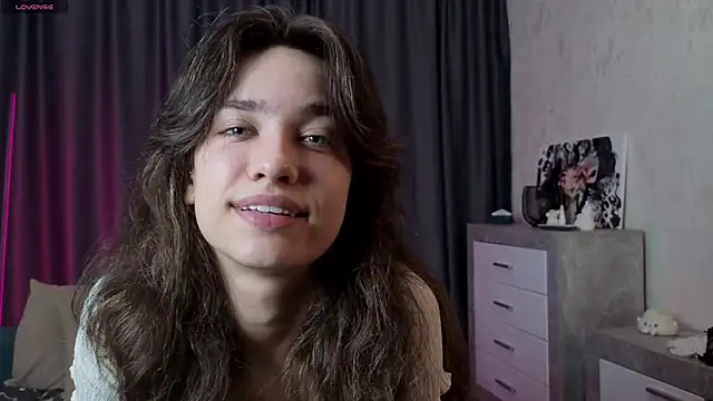 Snapshot of EmeliaReaper chatting on November 9, 2025, 5:06 pm EmeliaReaper online show from November 9, 2025, 5:06 pm