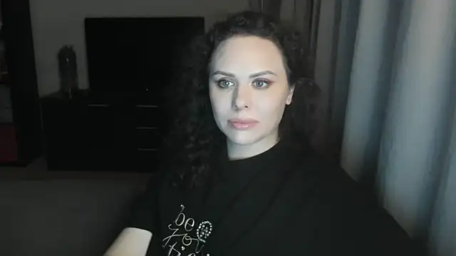 MollyCheiz online show from June 18, 2026, 8:47 pm