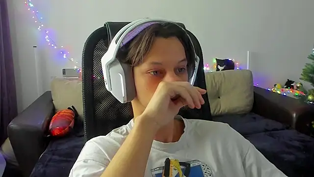 Snapshot of Ostin_meow chatting on December 1, 2025, 5:30 am Ostin meow online show from December 1, 2025, 5:30 am