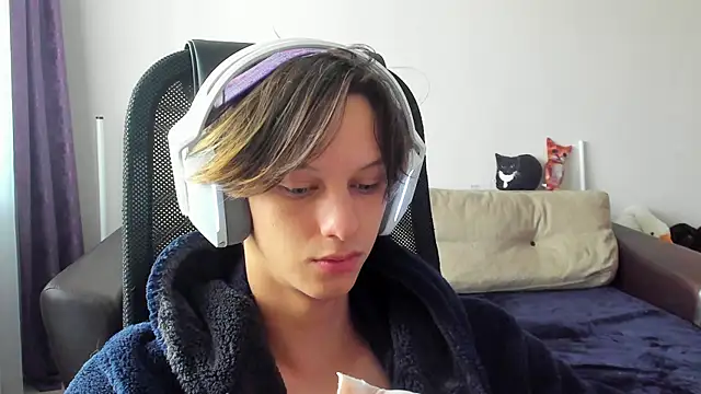 Snapshot of Ostin_meow chatting on October 29, 2025, 7:18 am Ostin meow online show from October 29, 2025, 7:18 am