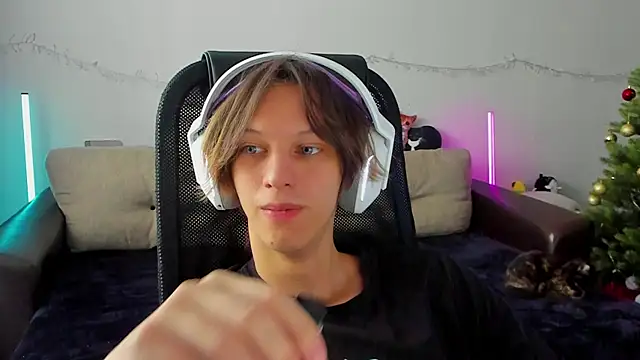 Ostin meow online show from December 21, 2025, 6:04 am