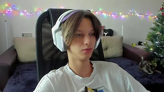 Snapshot of Ostin_meow chatting on December 14, 2025, 7:47 am Ostin meow online show from December 14, 2025, 7:47 am