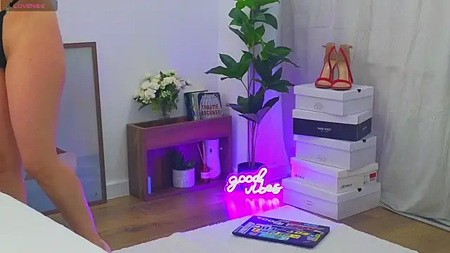 Snapshot of LauraMirage chatting on November 28, 2025, 6:57 am LauraMirage online show from November 28, 2025, 6:57 am