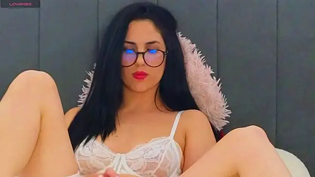 Snapshot of LauraMirage chatting on November 28, 2025, 8:42 pm LauraMirage online show from November 28, 2025, 8:42 pm