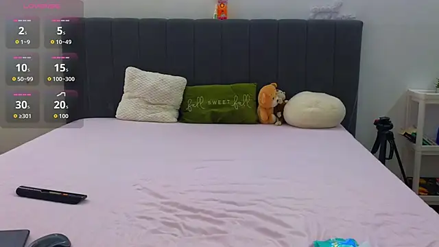 Snapshot of LauraMirage chatting on November 10, 2025, 8:30 am LauraMirage online show from November 10, 2025, 8:30 am