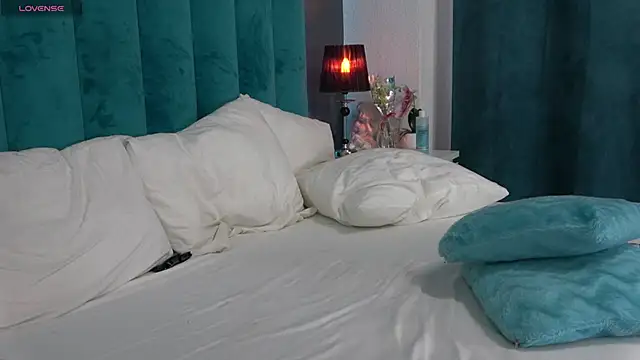 Snapshot of LauraMirage chatting on March 7, 2025, 10:35 am LauraMirage online show from March 7, 2025, 10:35 am