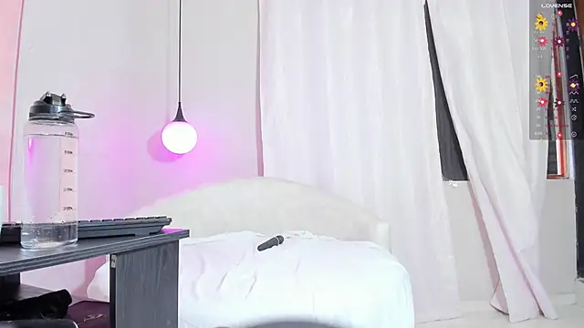 anna lorenss online show from October 28, 2025, 11:42 am