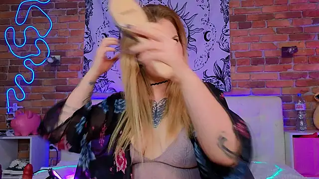 Snapshot of LinaQik chatting on February 17, 2025, 8:06 pm LinaQik online show from February 17, 2025, 8:06 pm