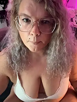 Snapshot of CurvyAnonymousGirl89 chatting on December 4, 2025, 7:57 pm CurvyAnonymousGirl89 online show from December 4, 2025, 7:57 pm