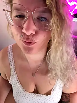 Snapshot of CurvyAnonymousGirl89 chatting on October 27, 2025, 5:41 am CurvyAnonymousGirl89 online show from October 27, 2025, 5:41 am