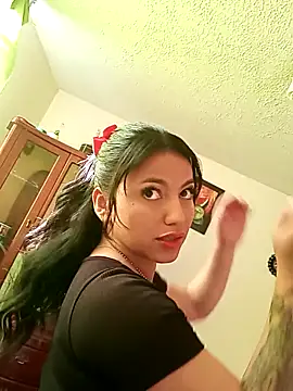 Naomy veracruz  online show from November 12, 2025, 12:20 pm