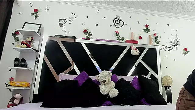 Snapshot of thedream_girls chatting on October 24, 2025, 12:04 pm thedream girls online show from October 24, 2025, 12:04 pm