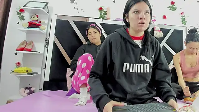 Snapshot of thedream_girls chatting on October 6, 2025, 12:17 pm thedream girls online show from October 6, 2025, 12:17 pm