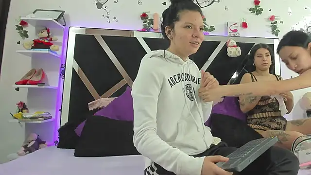 Snapshot of thedream_girls chatting on October 1, 2025, 12:09 pm thedream girls online show from October 1, 2025, 12:09 pm