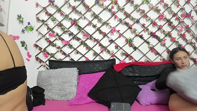 Snapshot of thedream_girls chatting on March 22, 2025, 6:14 pm thedream girls online show from March 22, 2025, 6:14 pm