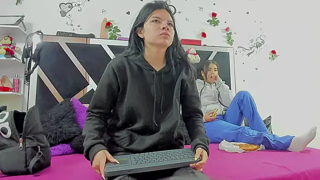 Snapshot of thedream_girls chatting on October 15, 2025, 12:13 pm thedream girls online show from October 15, 2025, 12:13 pm