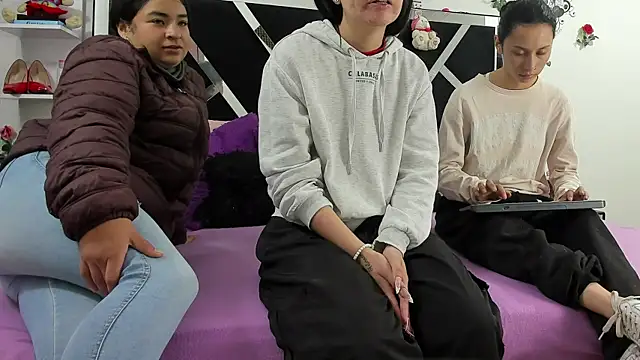 Snapshot of thedream_girls chatting on October 8, 2025, 12:07 pm thedream girls online show from October 8, 2025, 12:07 pm