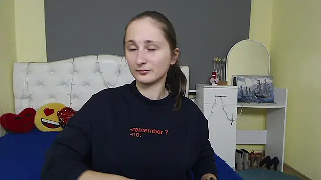 Snapshot of MichelLeee chatting on December 3, 2025, 12:15 pm MichelLeee online show from December 3, 2025, 12:15 pm