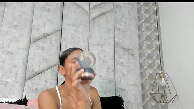 Snapshot of AshleyHill2 chatting on December 14, 2025, 4:40 am AshleyHill2 online show from December 14, 2025, 4:40 am