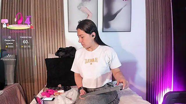 Snapshot of Ella_Rousse chatting on November 29, 2025, 2:06 pm Ella Rousse online show from November 29, 2025, 2:06 pm