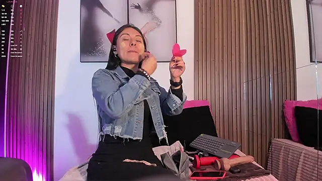 Snapshot of Ella_Rousse chatting on September 18, 2025, 12:19 pm Ella Rousse online show from September 18, 2025, 12:19 pm