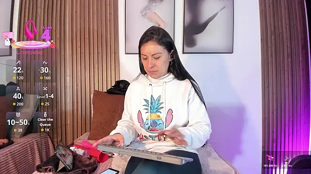 Snapshot of Ella_Rousse chatting on November 15, 2025, 2:32 pm Ella Rousse online show from November 15, 2025, 2:32 pm